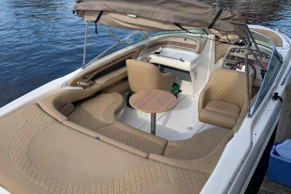 Opnieuw gestoffeerd bootinterieur met kussens op maat
