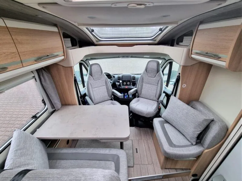 Camperinterieur met opnieuw gestoffeerde zitgroep