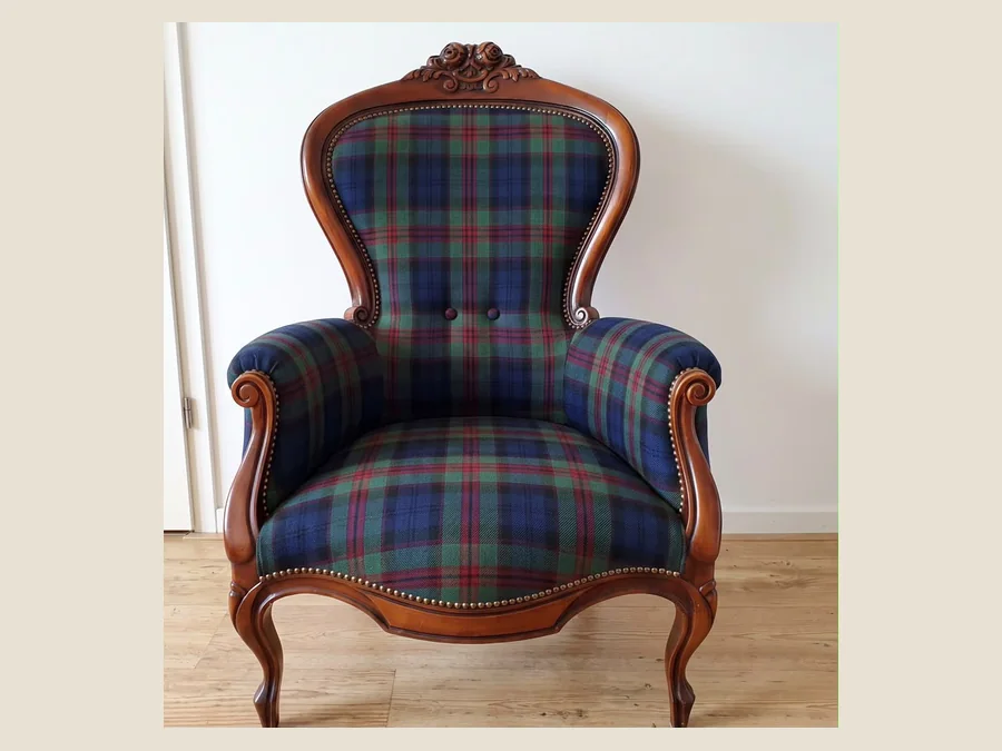 Antieke fauteuil opnieuw bekleed in wollen ruitstof