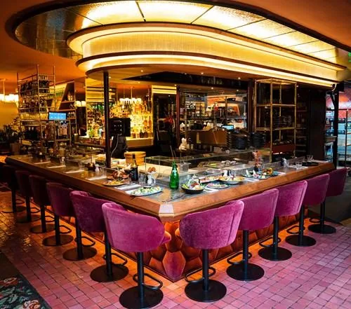 Restaurantbar met opnieuw beklede barkrukken